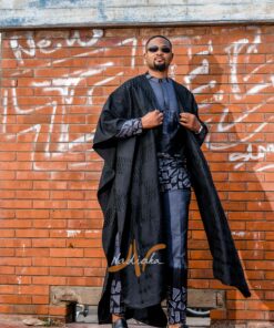 Ensemble 3 pieces: ensemble tunique batik gris noir blanc, et super cape agbada en kenté noir, broderie argentée au dos.