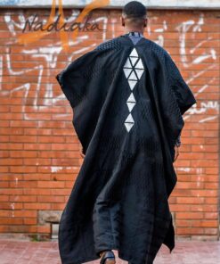 Ensemble 3 pieces: ensemble tunique batik gris noir blanc, et super cape agbada en kenté noir, broderie argentée au dos.