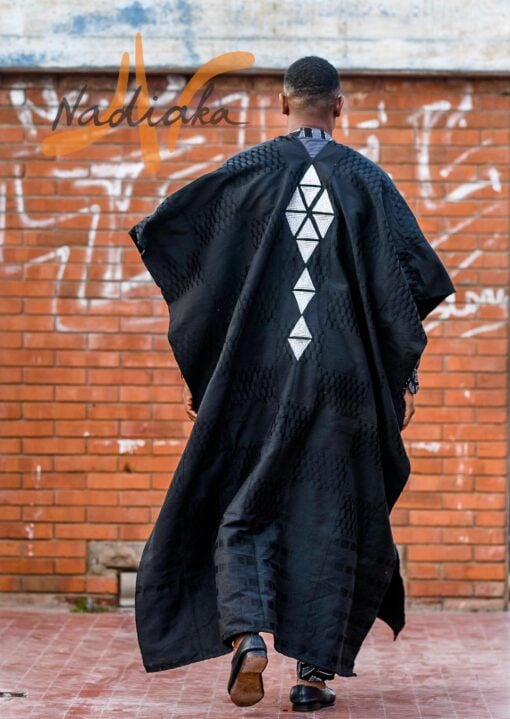 Ensemble 3 pieces: ensemble tunique batik gris noir blanc, et super cape agbada en kenté noir, broderie argentée au dos.