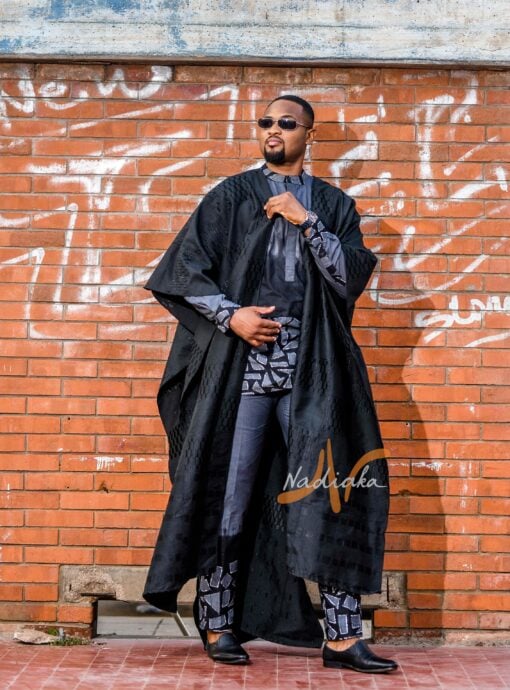 Ensemble 3 pieces: ensemble tunique batik gris noir blanc, et super cape agbada en kenté noir, broderie argentée au dos.