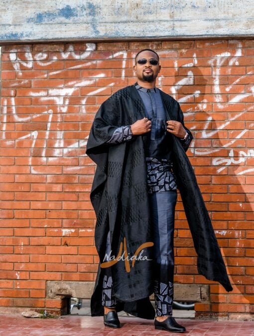 Ensemble 3 pieces: ensemble tunique batik gris noir blanc, et super cape agbada en kenté noir, broderie argentée au dos.