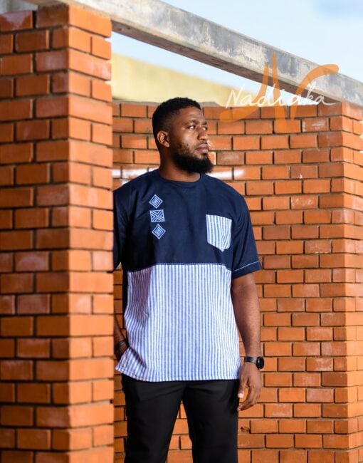 Chemise en lin bleu marine à motifs brodés.