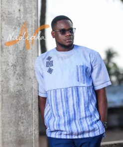 Chemise en lin bleu ciel à motifs brodés.