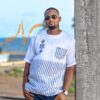 Chemise en lin blanc à rayures bleus à motifs brodés.