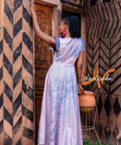 Robe longue de couleur violette, brodée en teinture à jets , ovale de la taille jusqu'au bas