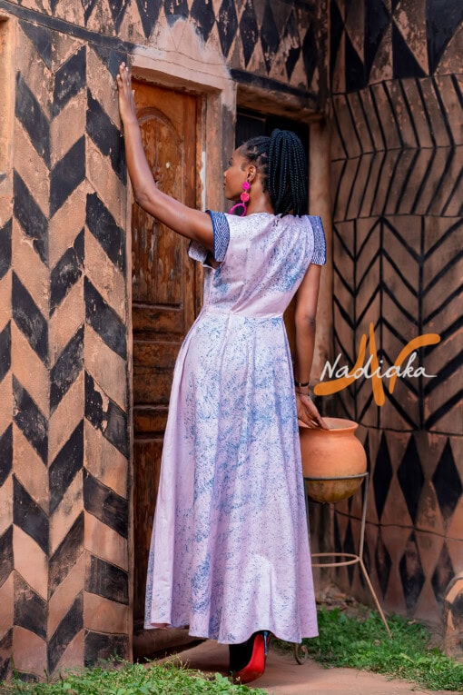 Robe longue de couleur violette, brodée en teinture à jets , ovale de la taille jusqu'au bas