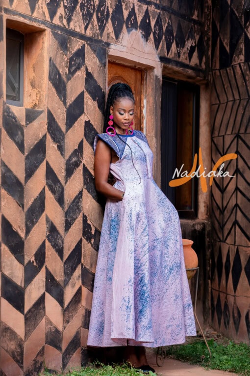 Robe longue de couleur violette, brodée en teinture à jets , ovale de la taille jusqu'au bas