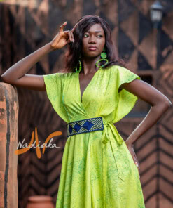 Longue robe croisée teinture à jets de couleur verte avec ceinture brodée