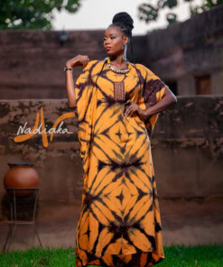 Boubou long brodé en tissu voile de coton teint jaune moutarde
