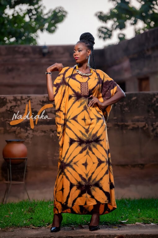 Boubou long brodé en tissu voile de coton teint jaune moutarde