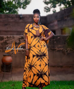 Boubou long brodé en tissu voile de coton teint jaune moutarde