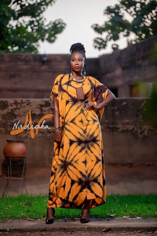 Boubou long brodé en tissu voile de coton teint jaune moutarde
