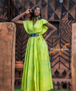 Longue robe croisée teinture à jets de couleur verte avec ceinture brodée