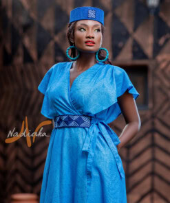 Longue robe croisée teinture à jets de couleur bleue avec ceinture brodé