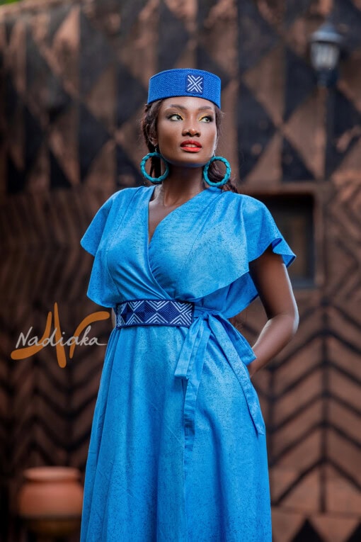 Longue robe croisée teinture à jets de couleur bleue avec ceinture brodé