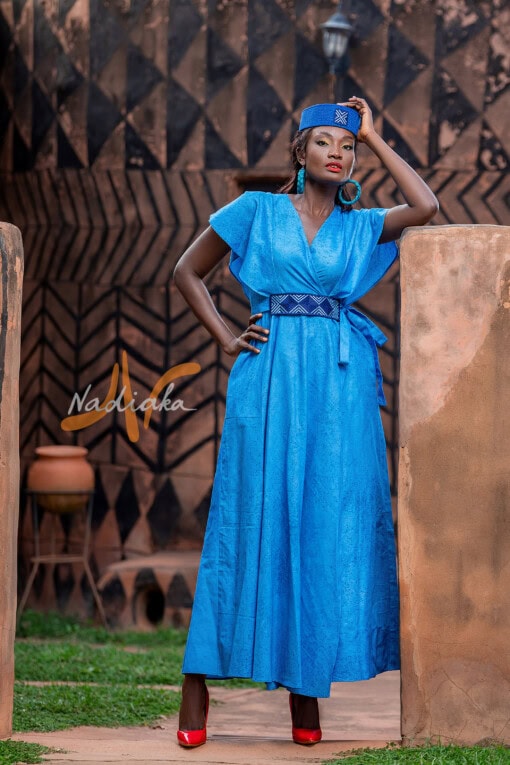 Longue robe croisée teinture à jets de couleur bleue avec ceinture brodé