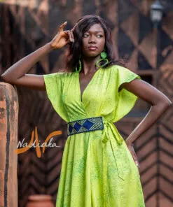 Longue robe croisée teinture à jets de couleur verte avec ceinture brodée