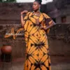 Boubou long brodé en tissu voile de coton teint jaune moutarde