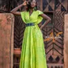 Longue robe croisée teinture à jets de couleur verte avec ceinture brodée