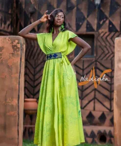 Longue robe croisée teinture à jets de couleur verte avec ceinture brodée