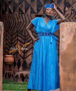 Longue robe croisée teinture à jets de couleur bleue avec ceinture brodé