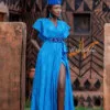 Longue robe croisée teinture à jets de couleur bleue avec ceinture brodé