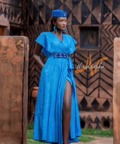 Longue robe croisée teinture à jets de couleur bleue avec ceinture brodé