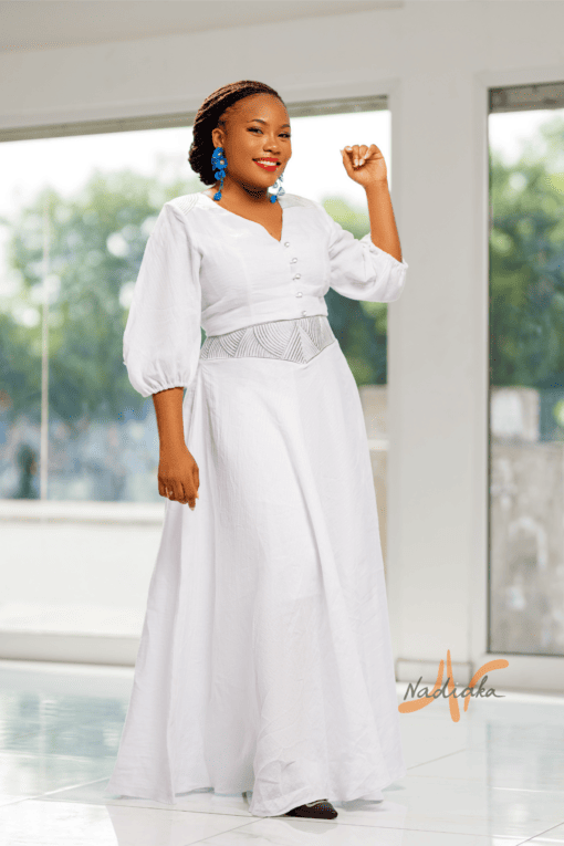 Longue robe ovale brodée à la taille avec des manches bouffantes 3/4 et col V en boutonnière