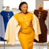 Robe courte brodée en lin avec des manches longues asymétriques en lin à rayures. Couleur jaune moutarde