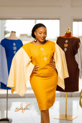 Robe courte brodée en lin avec des manches longues asymétriques en lin à rayures. Couleur jaune moutarde