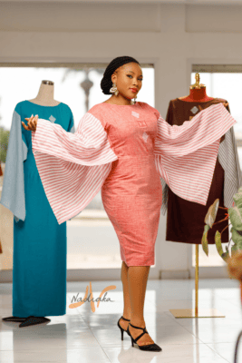 Robe courte brodée en lin avec des manches longues asymétriques en lin à rayures. Couleur rouge corail