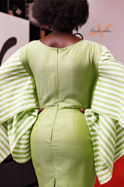 Robe courte brodée en lin avec des manches longues asymétriques en lin à rayures. Couleur verte
