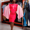 Robe courte brodée en lin avec des manches longues asymétriques en lin à rayures. Rose fuschia