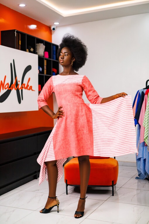 Robe asymétrique brodée en lin avec des manches 3/4 de couleur rouge corail