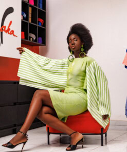 Robe courte brodée en lin avec des manches longues asymétriques en lin à rayures. Couleur verte
