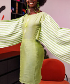 Robe courte brodée en lin avec des manches longues asymétriques en lin à rayures. Couleur verte