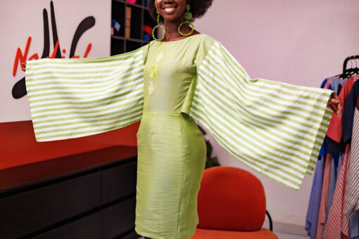 Robe courte brodée en lin avec des manches longues asymétriques en lin à rayures. Couleur verte