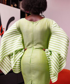 Robe courte brodée en lin avec des manches longues asymétriques en lin à rayures. Couleur verte