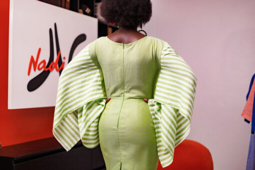 Robe courte brodée en lin avec des manches longues asymétriques en lin à rayures. Couleur verte