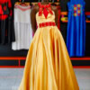 Robe de soirée longue ovale brodée, avec ceinture brodée assortie, tissu Tafettas lustré jaune moutarde, Dos à lacets