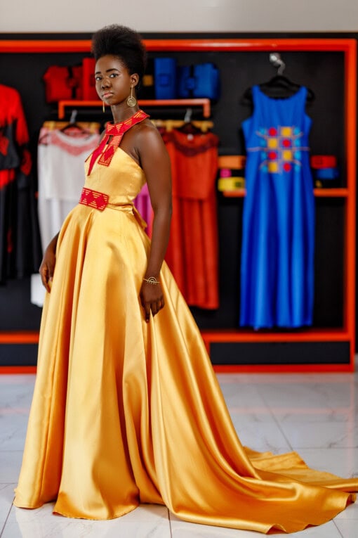 Robe de soirée longue ovale brodée, avec ceinture brodée assortie, tissu Tafettas lustré jaune moutarde, Dos à lacets