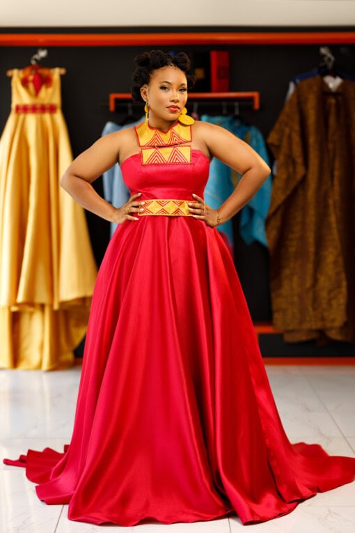 Robe de soirée longue ovale brodée, avec ceinture brodée assortie, tissu Tafettas lustré rouge bordeaux, Dos à lacets.