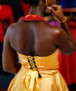 Robe de soirée longue ovale brodée, avec ceinture brodée assortie, tissu Tafettas lustré jaune moutarde, Dos à lacets