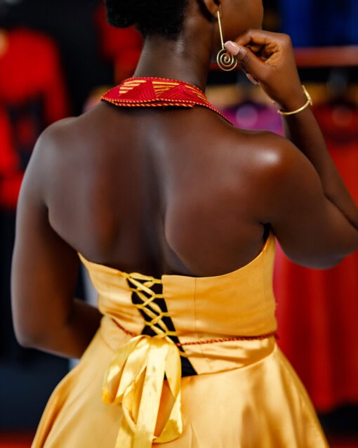 Robe de soirée longue ovale brodée, avec ceinture brodée assortie, tissu Tafettas lustré jaune moutarde, Dos à lacets