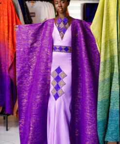 Ensemble longue robe de soirée brodée bustier en tafettas . Dos à lacets de couleur violette assortie avec sas super cape agbara violette.