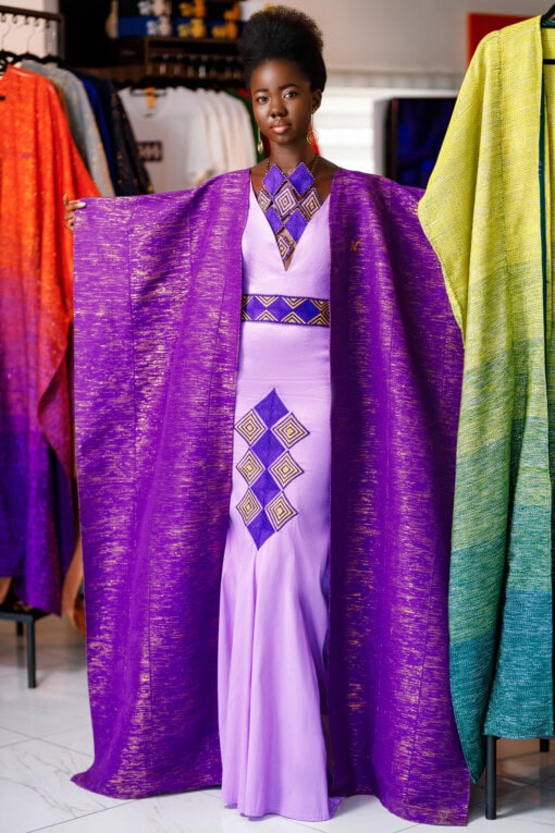 Ensemble longue robe de soirée brodée bustier en tafettas . Dos à lacets de couleur violette assortie avec sas super cape agbara violette.