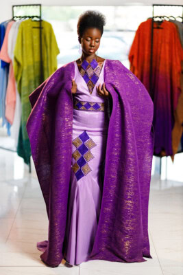 Ensemble longue robe de soirée brodée bustier en tafettas . Dos à lacets de couleur violette assortie avec sas super cape agbara violette.
