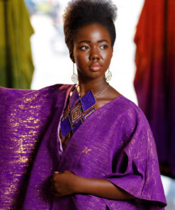 Ensemble longue robe de soirée brodée bustier en tafettas . Dos à lacets de couleur violette assortie avec sas super cape agbara violette.