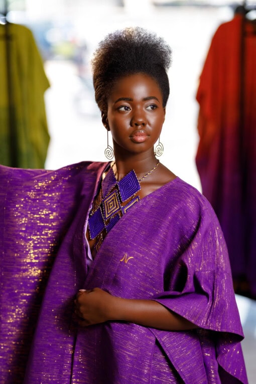 Ensemble longue robe de soirée brodée bustier en tafettas . Dos à lacets de couleur violette assortie avec sas super cape agbara violette.