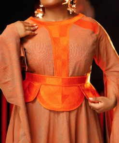 Longue robe de soirée en col V brodée munie d'une ceinture brodée jaune moutarde. Les manches sont longues et asymétriques